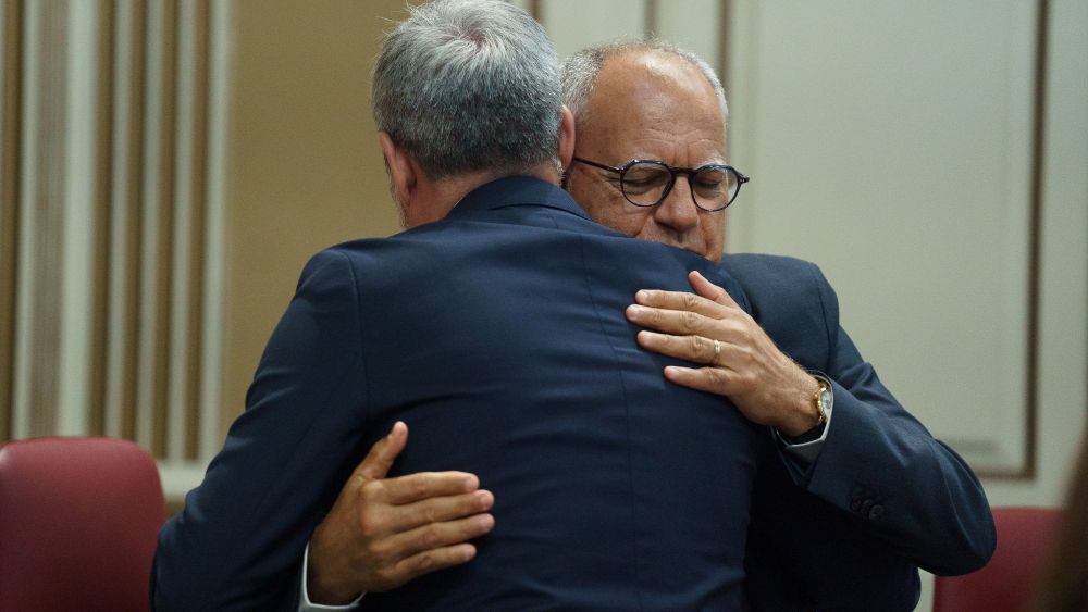 Abrazo entre Casimiro Curbelo y Fernando Clavijo