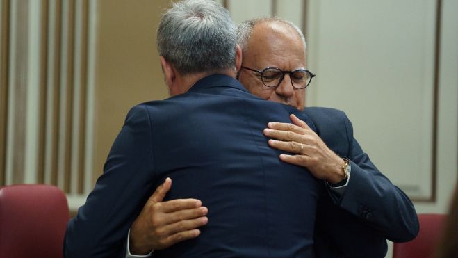 Abrazo entre Casimiro Curbelo y Fernando Clavijo