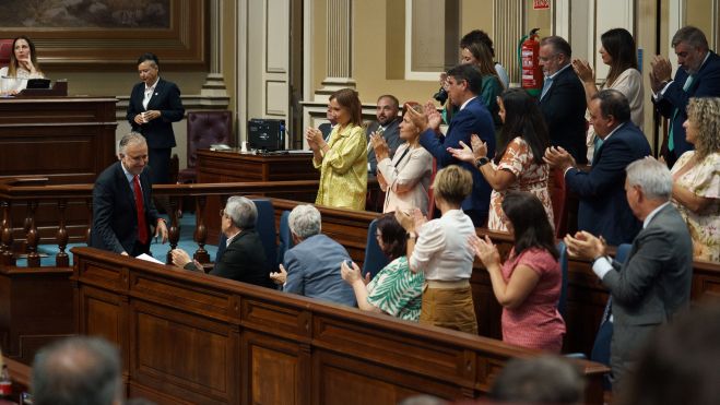 El grupo parlamentario del PSOE aplaude a Ángel Víctor Torres