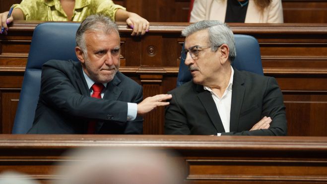 Ángel Víctor Torres da una palmada en el hombro a Román Rodríguez