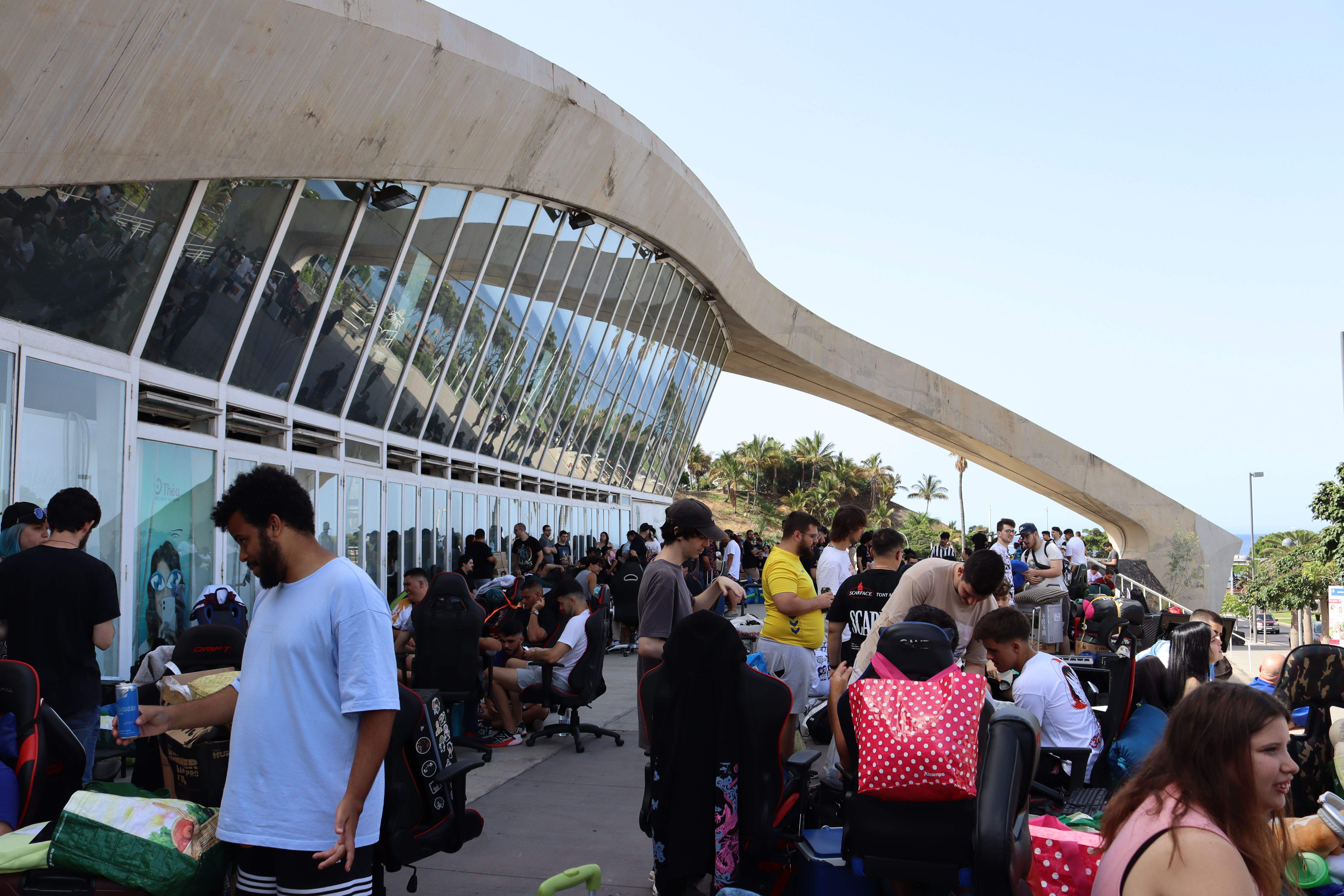 Varios participantes de la Tenerife GG a la espera de entrar en el Recinto Ferial de Tenerife en la mañana de este martes. / AINOHA CRUZ-ATLÁNTICO HOY