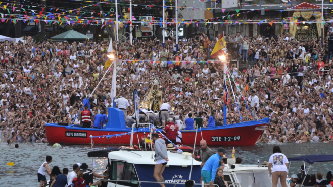 Llegada de la Virgen del Carmen al muelle de Puerto de la Cruz ROBERTO MARTÍN AYUNTAMIENTO DE PUERTO DE LA CRUZ(1)