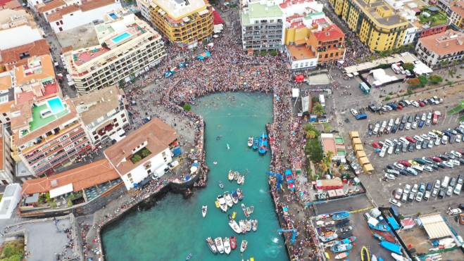 Más de 30.000 personas en la llegada de la Virgen del Carmen al muelle de Puerto de la Cruz ROBERTO MARTÍN AYUNTAMIENTO DE PUERTO DE LA CRUZ(2)