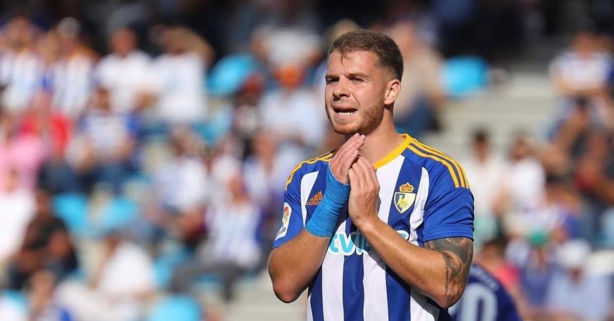 El central sevillano firma por tres temporadas con el Tenerife después de acumular 98 partidos en la Ponferradina en los tres últimos cursos./ SD PONFERRADINA. El central sevillano firma por tres temporadas con el Tenerife después de acumular 98 partidos en la Ponferradina en los tres últimos cursos./ SD PONFERRADINA.