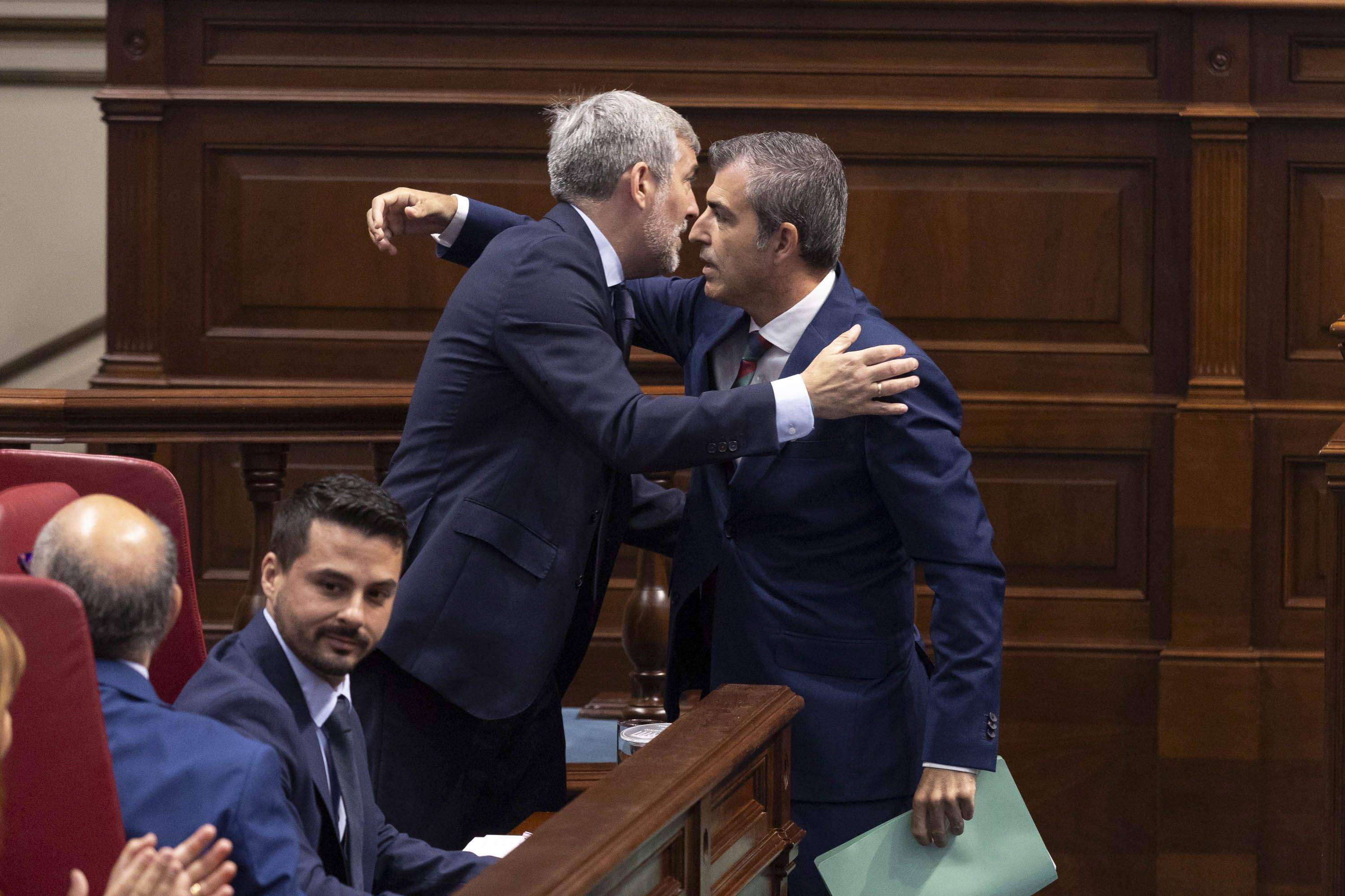 Abrazo entre Fernando Clavijo y Manuel Domínguez en la segunda sesión del debate de investidura. / MIGUEL BARRETO-EFE