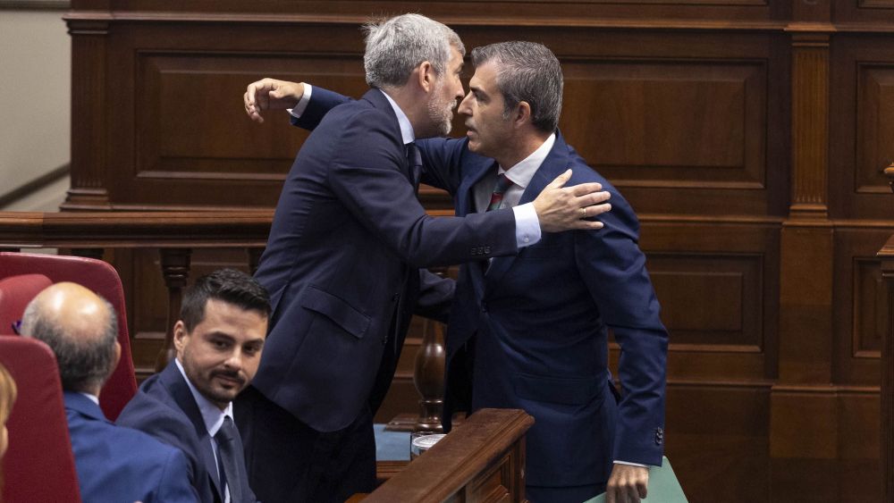 Abrazo entre Fernando Clavijo y Manuel Domínguez en la segunda sesión del debate de investidura. / MIGUEL BARRETO-EFE Abrazo entre Fernando Clavijo y Manuel Domínguez en la segunda sesión del debate de investidura. / MIGUEL BARRETO-EFE