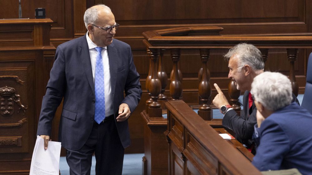 Ángel Víctor Torres (derecha) niega con el dedo y con expresión irónica algo a Casimiro Curbelo, su exsocio de Gobierno./ EFE - MIGUEL BARRETO Ángel Víctor Torres (derecha) niega con el dedo y con expresión irónica algo a Casimiro Curbelo, su exsocio de Gobierno./ EFE - MIGUEL BARRETO