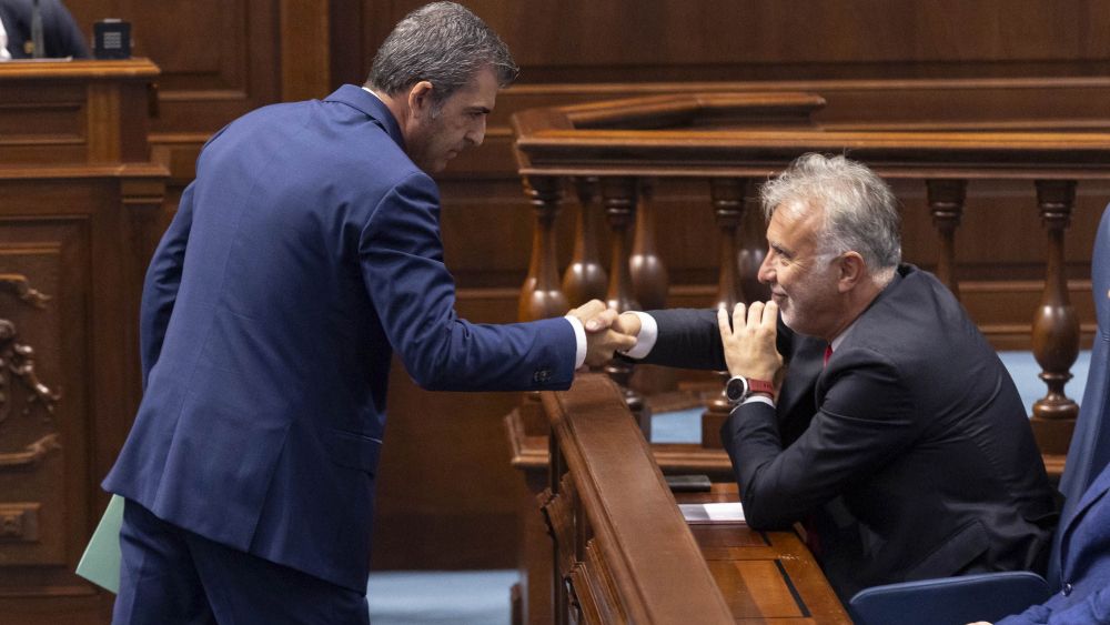 Manuel Domínguez (PP), próximo vicepresidente de Canarias, estrecha la mano a Ángel Víctor Torres, expresidente del Gobierno (derecha), tras una intervención feroz contra él y el PSOE./ EFE - MIGUEL BARRETO Manuel Domínguez (PP), próximo vicepresidente de Canarias, estrecha la mano a Ángel Víctor Torres, expresidente del Gobierno (derecha), tras una intervención feroz contra él y el PSOE./ EFE - MIGUEL BARRETO