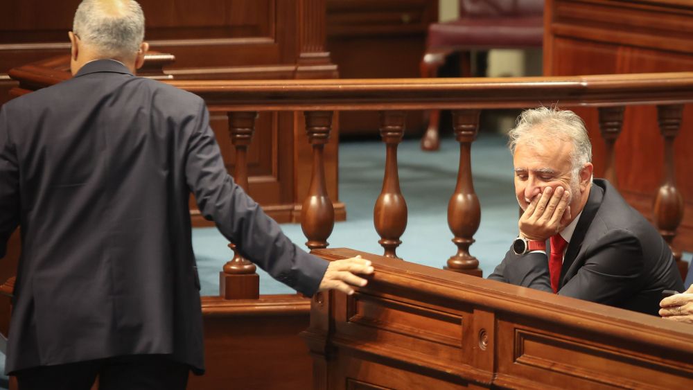 Casimiro Curbelo (de espaldas) se despide de su exsocio de Gobierno, Ángel Víctor Torres, antes de subir a la tribuna de oradores para justificar su apoyo a Fernando Clavijo (CC)./ ACFIPRESS Casimiro Curbelo (de espaldas) se despide de su exsocio de Gobierno, Ángel Víctor Torres, antes de subir a la tribuna de oradores para justificar su apoyo a Fernando Clavijo (CC)./ ACFIPRESS
