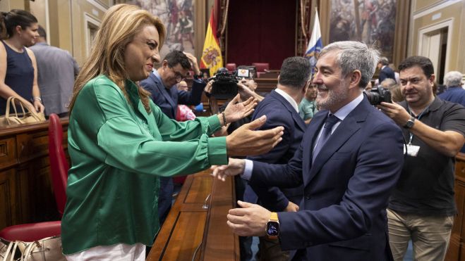 Fernando Clavijo acude a abrazar a Cristina Valido, candidata al Congreso de los Diputados en las próximas generales, para celebrar su investidura como presidente de Canarias./ EFE - MIGUEL BARRETO