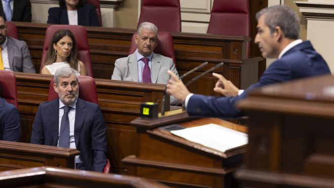 Clavijo sigue atentamente, desde su butaca, el discurso de Manuel Domínguez (PP) Clavijo sigue atentamente, desde su butaca, el discurso de Manuel Domínguez (PP)