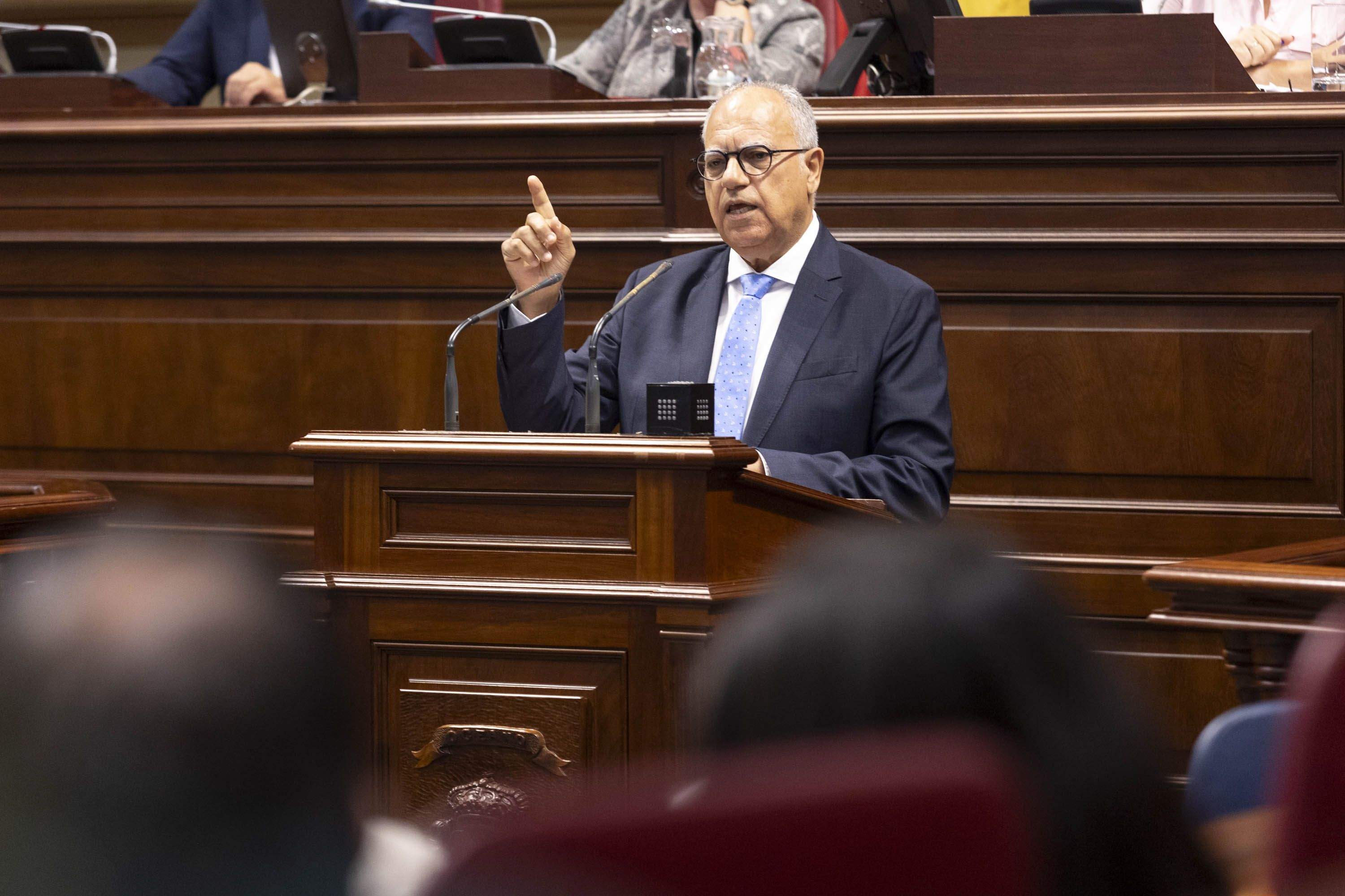 Casimiro Curbelo, durante su intervención en el debate de investidura de Clavijo como presidente de Canarias