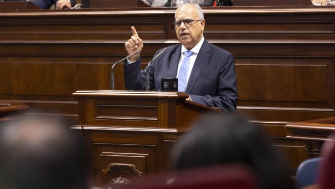 Casimiro Curbelo, durante su intervención en el debate de investidura de Clavijo como presidente de Canarias Casimiro Curbelo, durante su intervención en el debate de investidura de Clavijo como presidente de Canarias