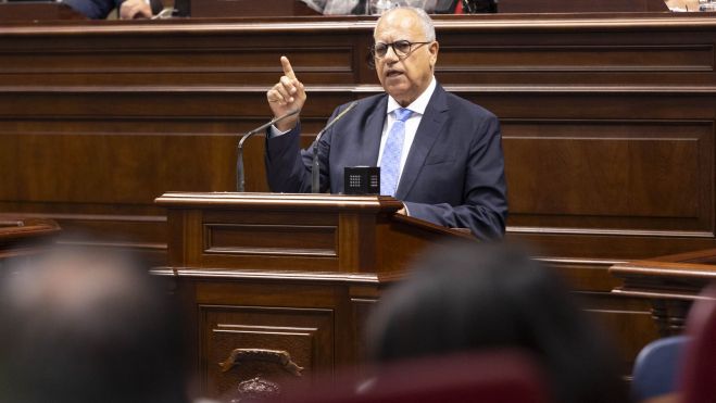 Casimiro Curbelo, durante su intervención en el debate de investidura de Clavijo como presidente de Canarias