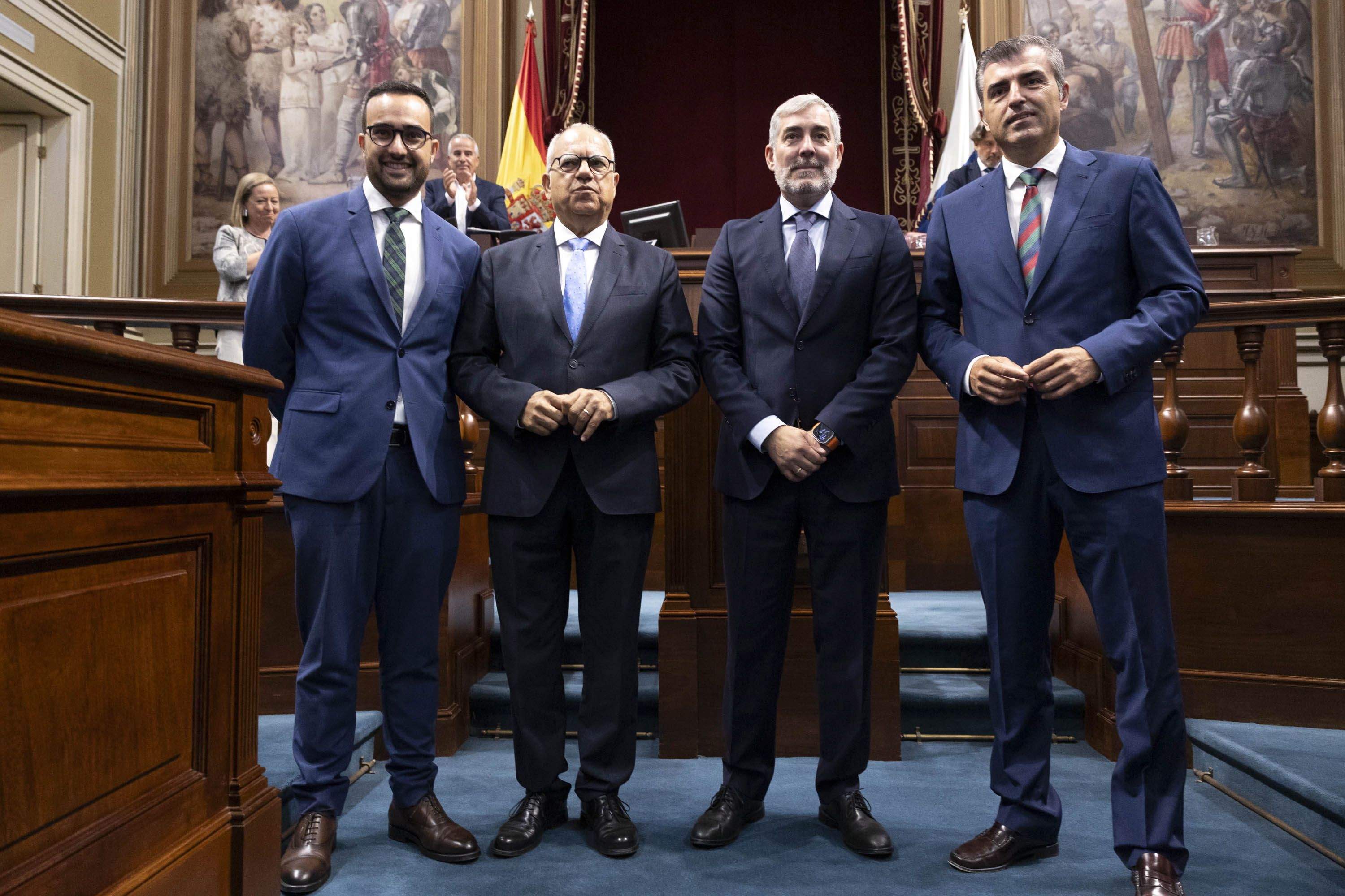 Foto de grupo del nuevo pacto de Gobierno en la XI Legislatura por el que se ha investido a Fernando Clavijo (CC) presidente de Canarias. De izquierda a derecha, Raúl Acosta (AHI), Casimiro Curbelo (ASG), Fernando Clavijo (CC) y Manuel Domínguez (PP)./ EFE - MIGUEL BARRETO