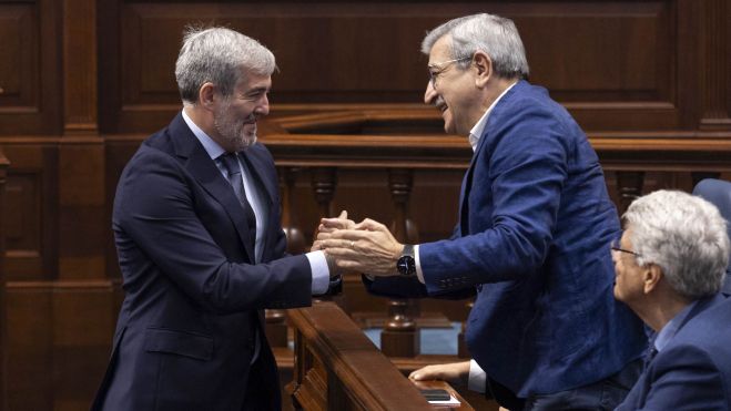 Fernando Clavijo y Román Rodríguez se saludan tras la investidura del primero como presidente del Gobierno de Canarias