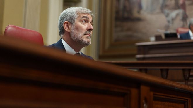 El presidente del Gobierno de Canarias, Fernando Clavijo, durante el debate de investidura / EFE / RAMÖN DE LA ROCHA