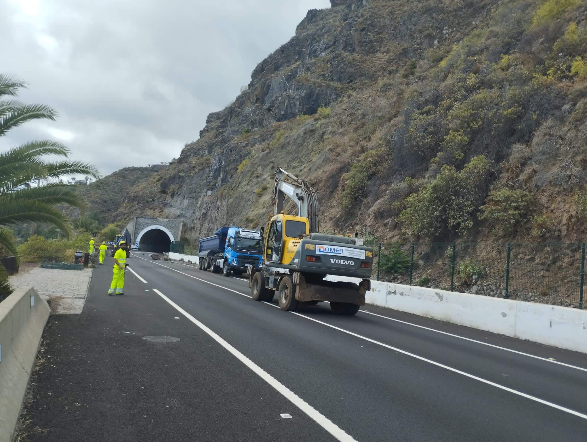Trabajos de taludes en la TF-5. / CABILDO DE TENERIFE