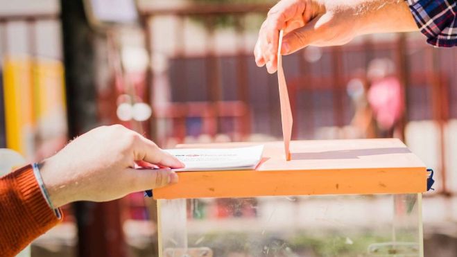 Una persona ejerciendo su derecho al voto. / SERVIMEDIA 