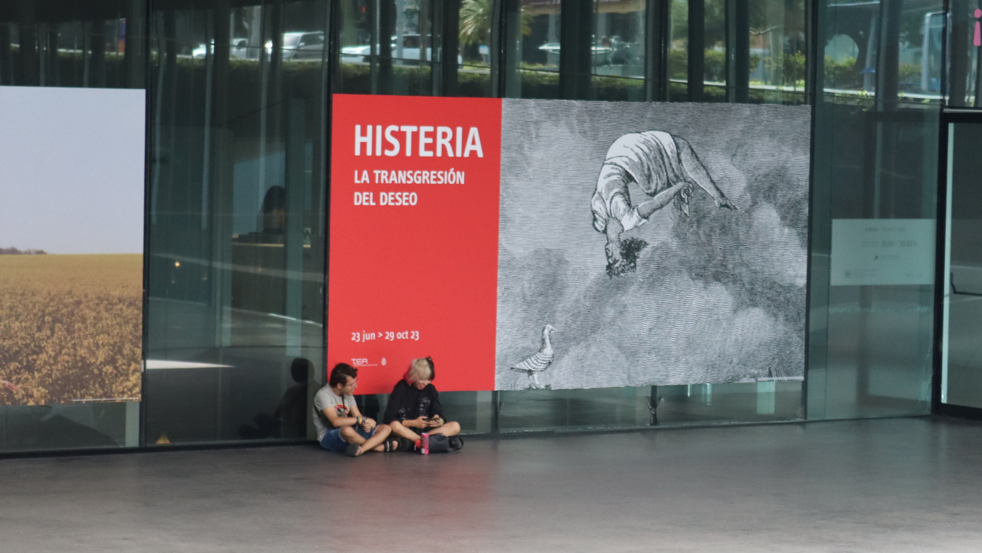 Dos jóvenes en el Tenerife Espacio de las Artes, en Tenerife. / ATLÁNTICO HOY