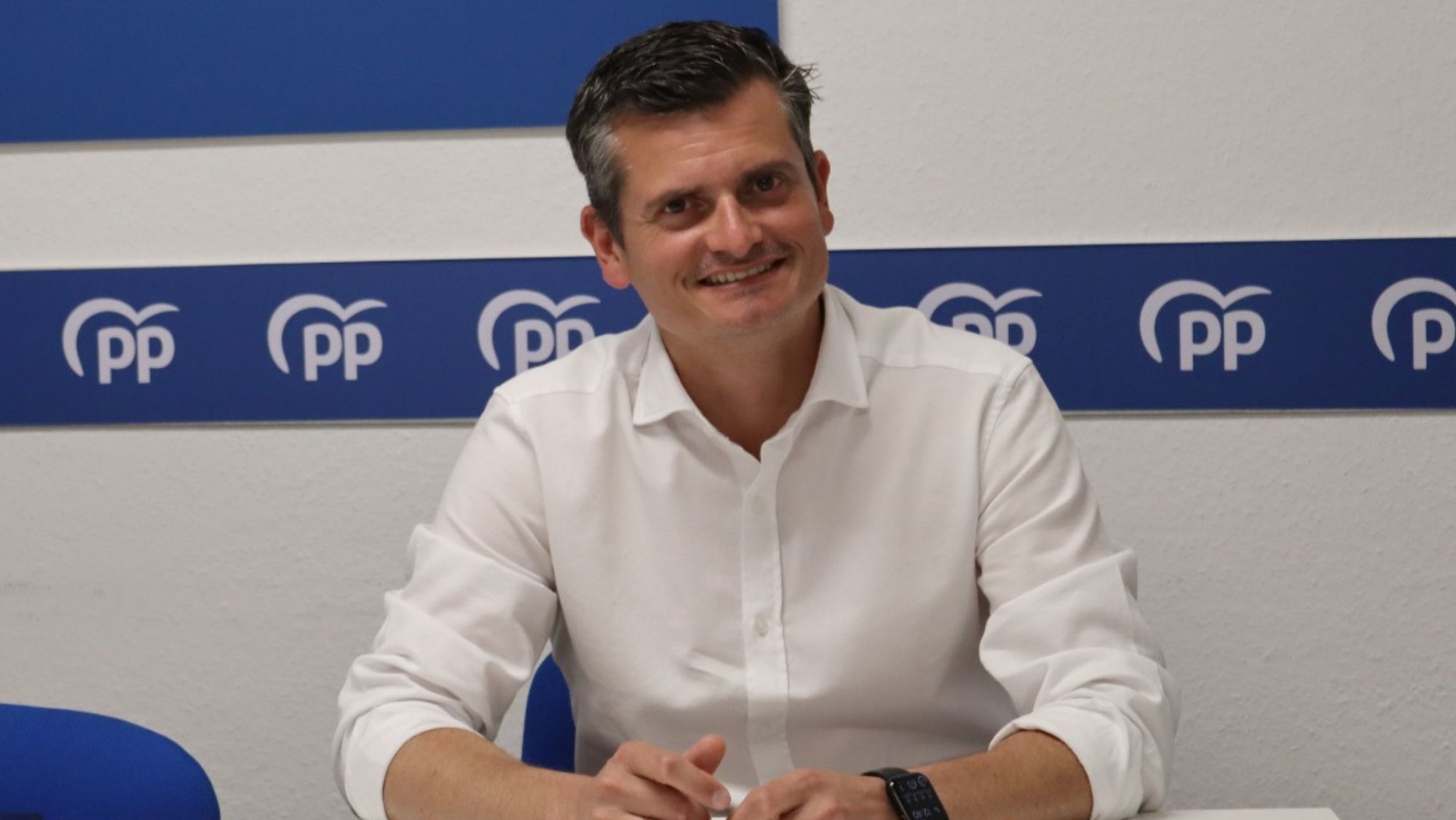 El candidato al Congreso de los Diputados por el PP de la provincia de Santa Cruz de Tenerife, Juan Antonio Rojas, durante la entrevista con Atlántico Hoy, donde ha confirmado la intención de bajar el IRPF / AH / Bela Cabrera