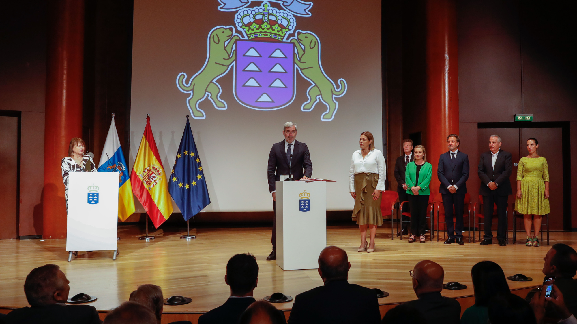 El nuevo presidente de Canarias, Fernando Clavijo, de Coalición Canaria, tomó posesión de su cargo en un acto celebrado este viernes en Las Palmas de Gran Canaria  ELVIRA URQUIJO   EFE