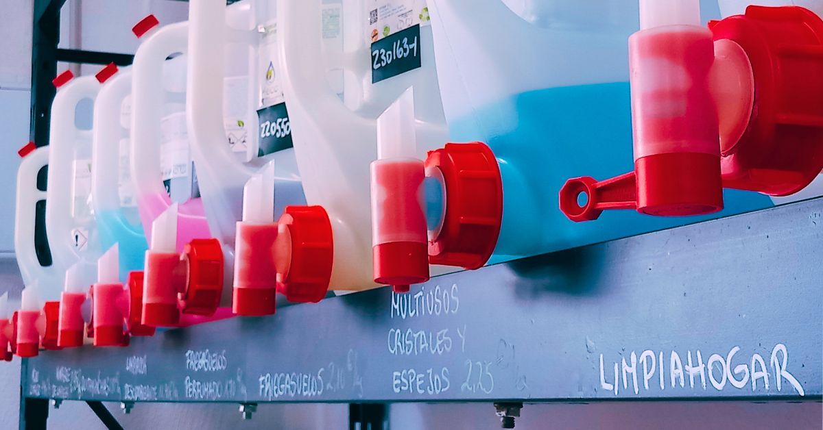 Dispensadores de detergente ecológico a granel en la tienda El Grifo Verde de La Laguna, una forma de consumo responsable a la que se suman cada vez más canarios./ AH.