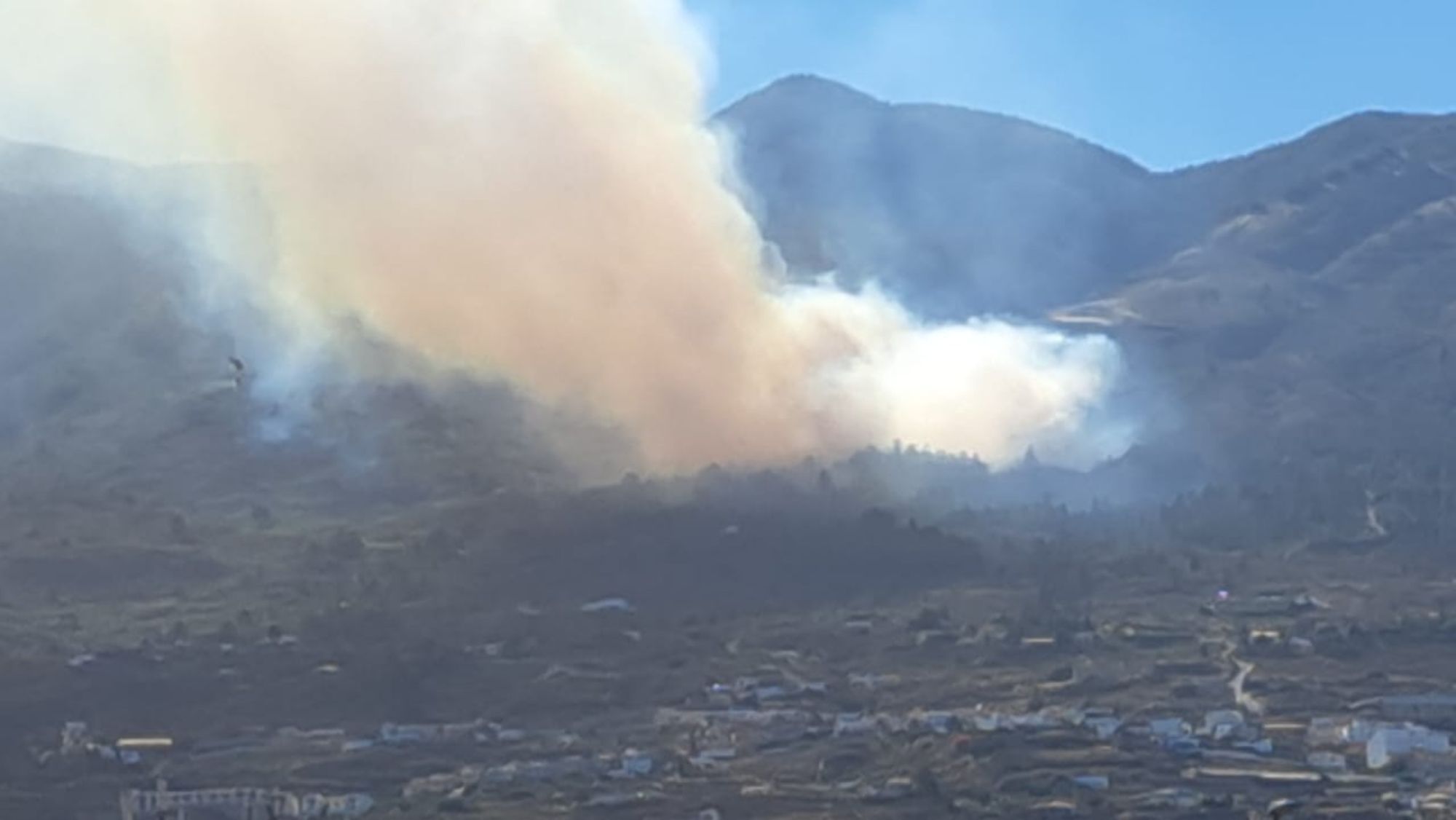 Incendio entre Arafo y Candelaria que ya afecta a 60 hectáreas / AH / AINOHA CRUZ