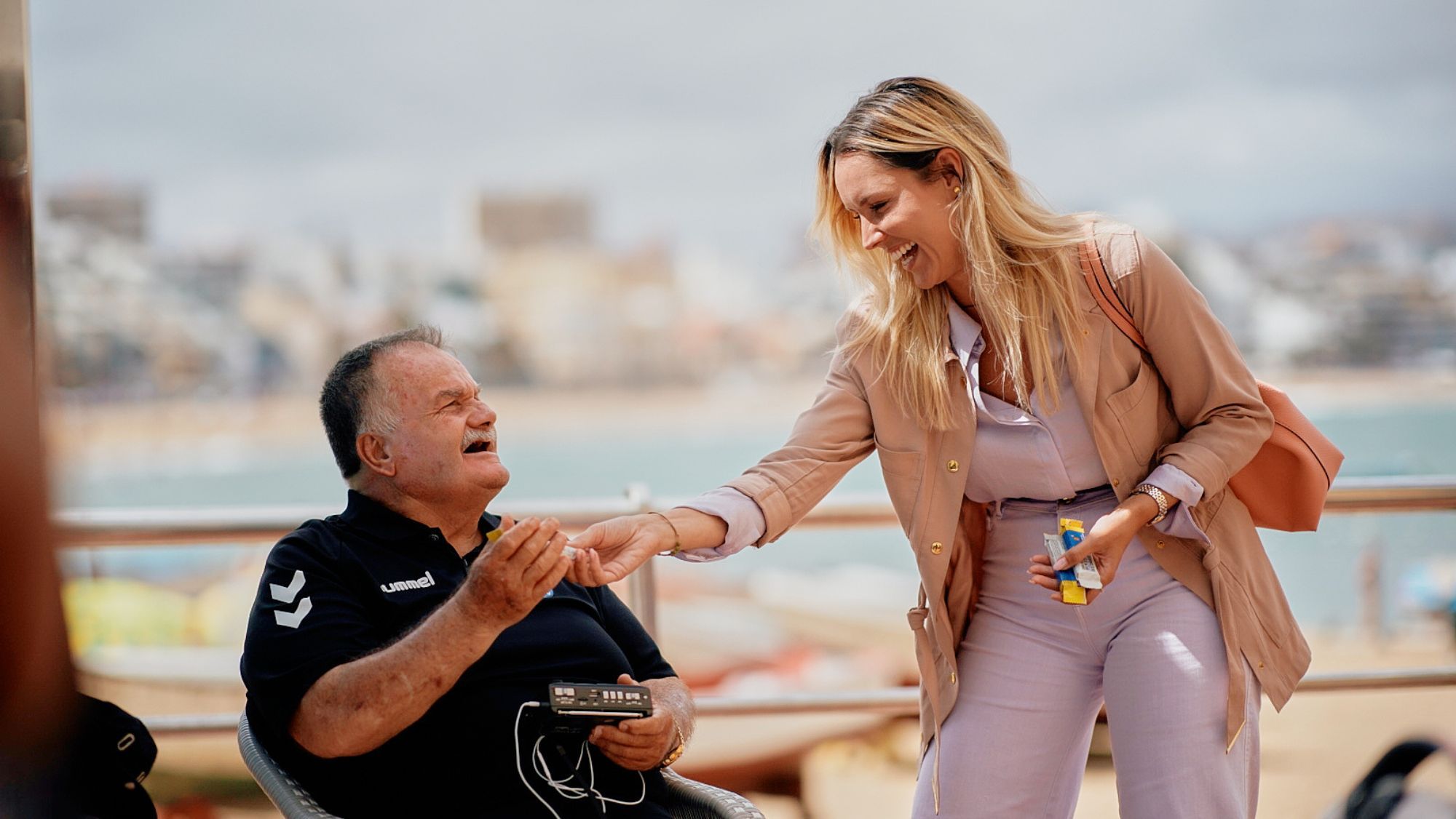 La candidata al Congreso de los Diputados por Coalición Canaria en Las Palmas, María Fernández, saluda a un vecino en el Paseo de Las Canteras / CEDIDA La candidata al Congreso de los Diputados por Coalición Canaria en Las Palmas, María Fernández, saluda a un vecino en el Paseo de Las Canteras / CEDIDA