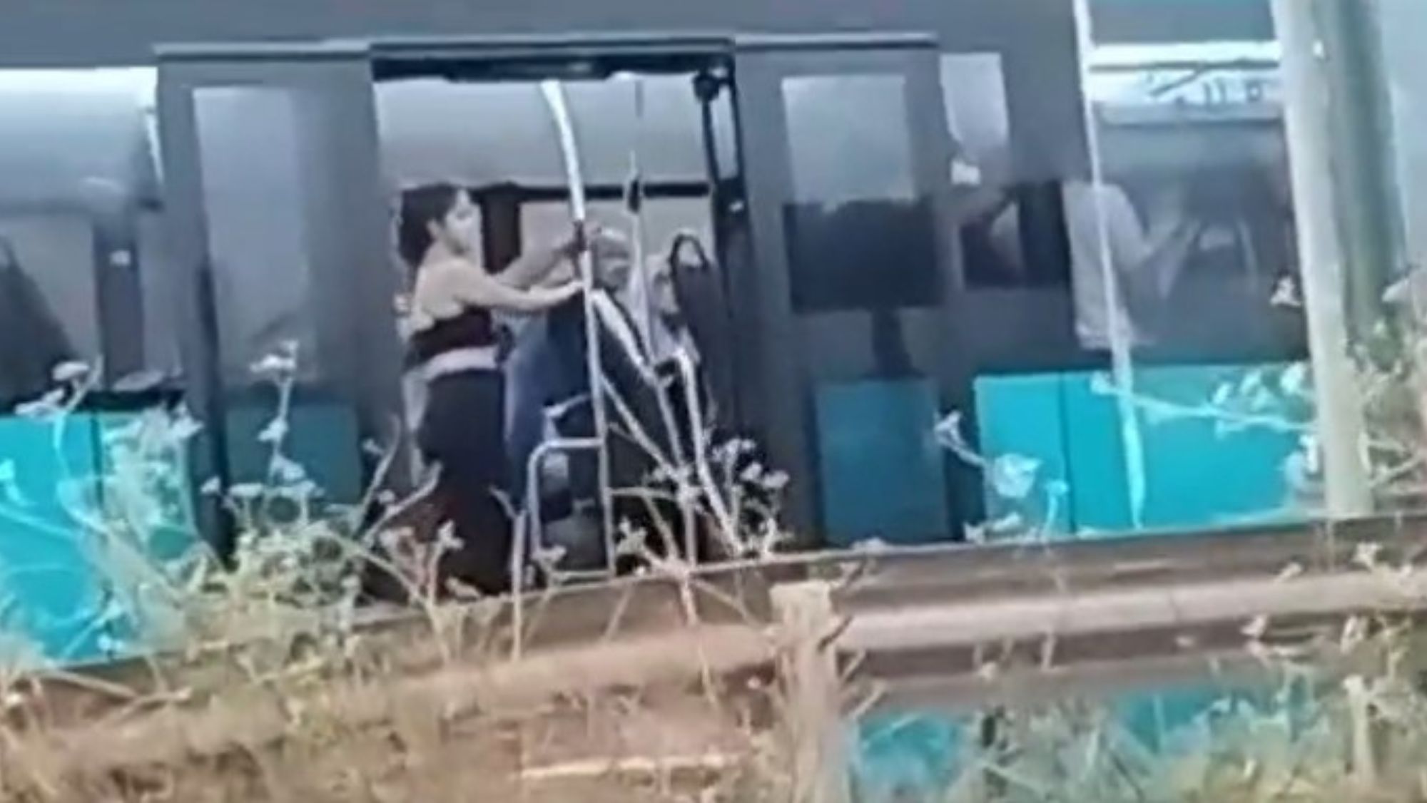 Fotograma de un incidente en la guagua Global / IMAGEN DE LA RED