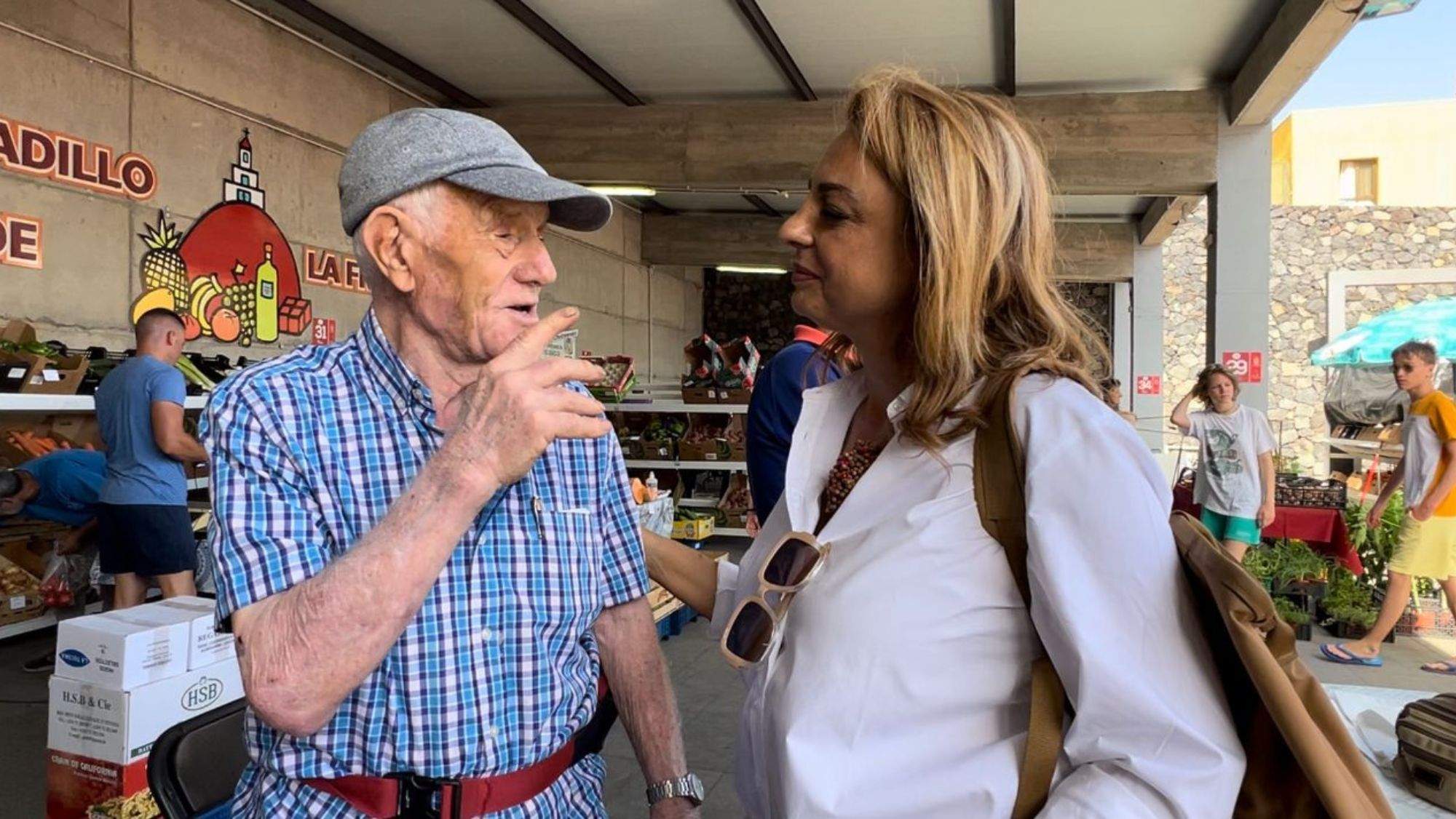 La candidata al Congreso por Coalición Canaria en Santa Cruz de Tenerife, Cristina Valido, habla con un vecino de El Hierro / CEDIDA