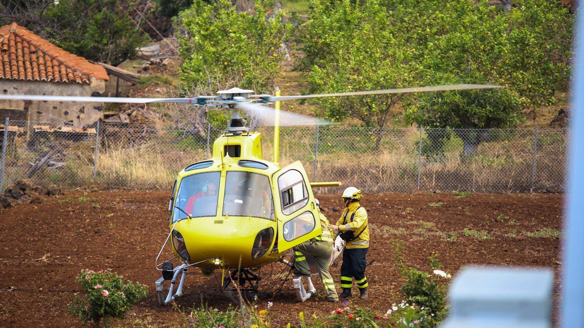 Uno de los helicópteros que interviene en el operativo / EFE / LUIS G. MORERA