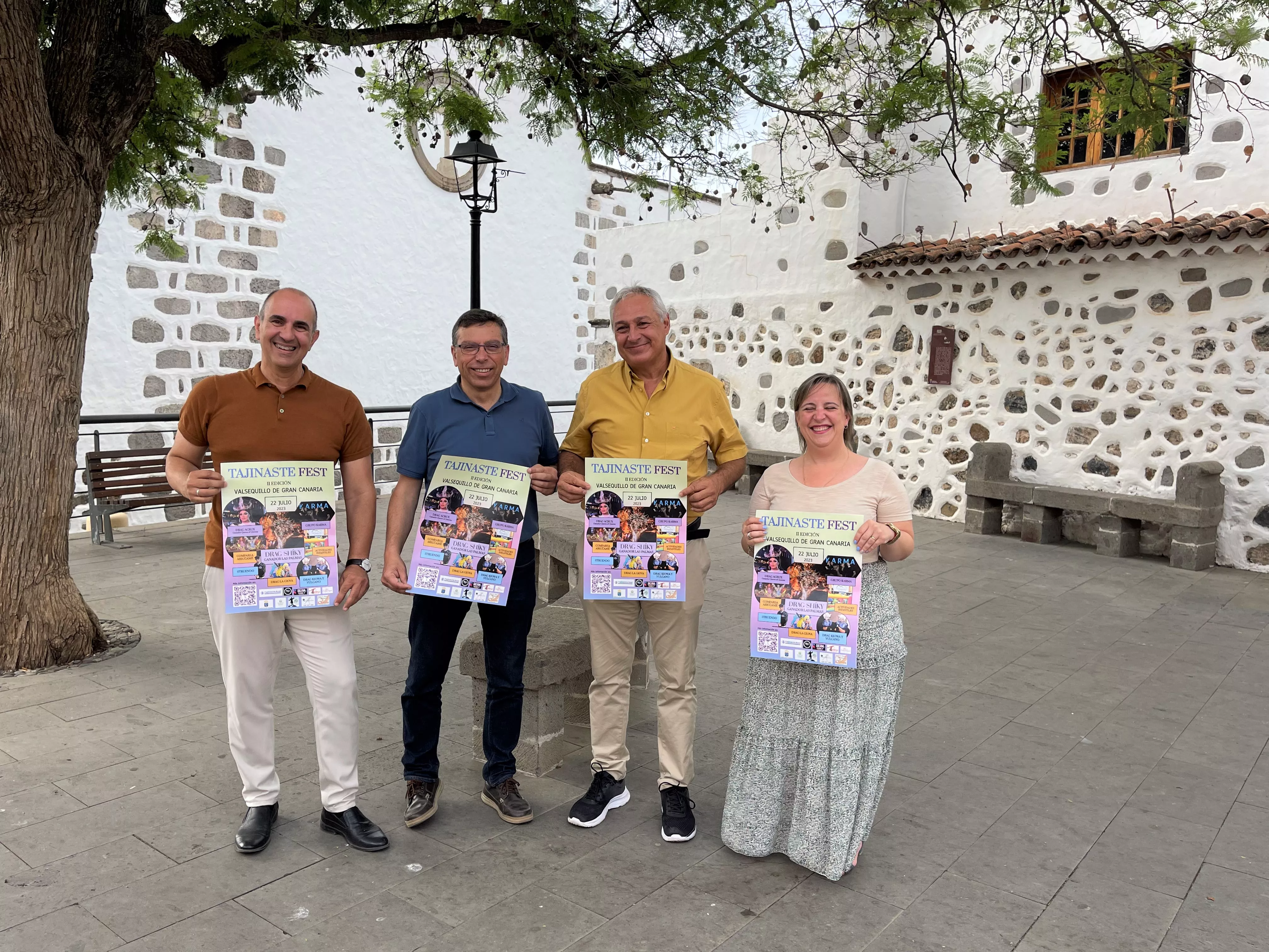 El alcalde de Valsequillo, Francisco Atta, la concejala de Comercio de la institución local, Naira Hernández y el presidente de la Asociación El Tajinaste Azul, Francisco Robaina./ CEDIDA