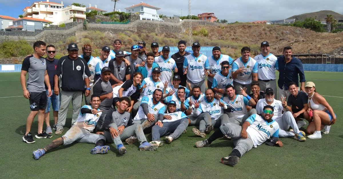 Jugadores y cuerpo técnico del Tenerife Marlins celebran el título liguero en el Néstor Pérez Suárez del Puerto de la Cruz./ CEDIDA.