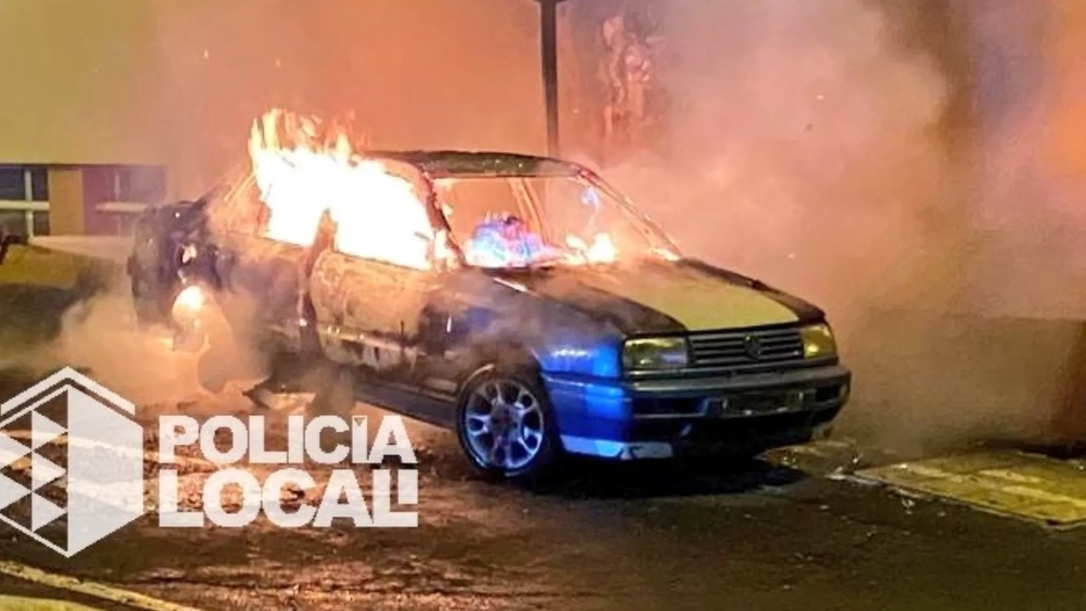 Un vehículo ardiendo en el barrio de Vuelta Los Pájaros, en Santa Cruz de Tenerife./ POLICÍA LOCAL