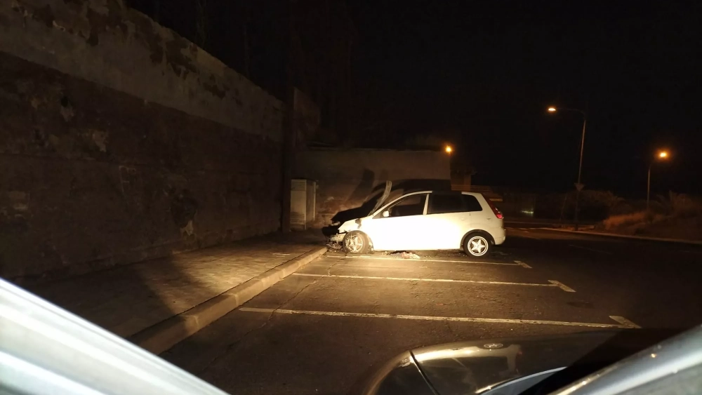 Un vehículo calcinado en el barrio de Las Delicias, cerca de la carretera general del Rosario./ AH