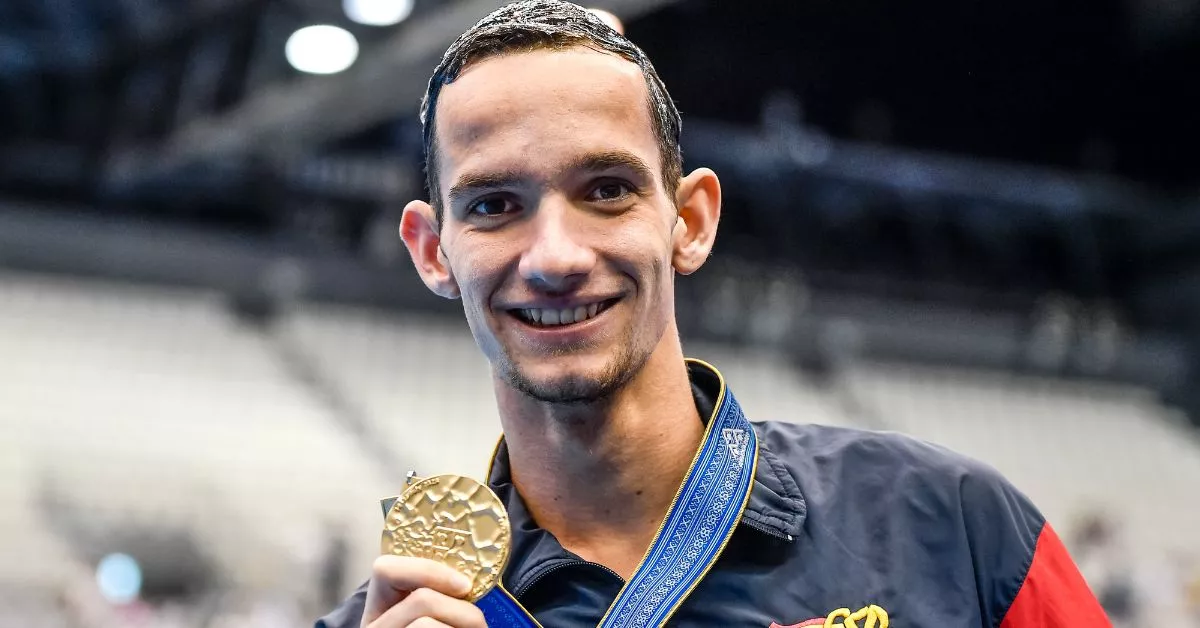 Fernando Díaz del Rio muestra el oro conseguido en el mundial de Fukuoka en la modalidad solo técnico de natación artística./ REAL FEDERACIÓN ESPAÑOLA DE NATACIÓN.