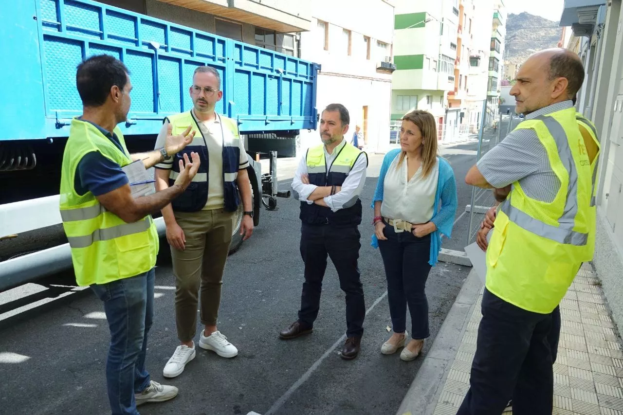 El alcalde, José Manuel Bermúdez, acude al Inicio de las obras de la calle de La Rosa./ CEDIDA