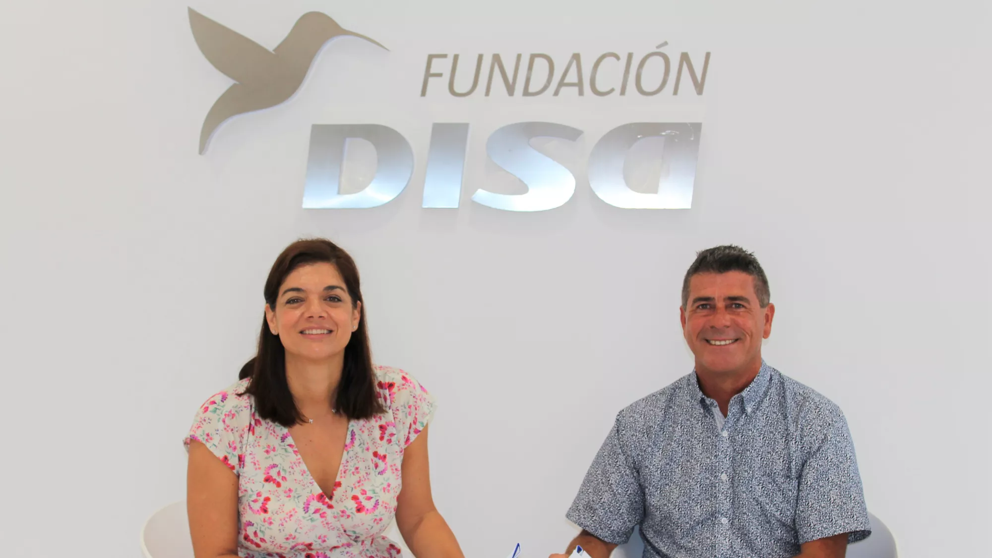 Sara Mateos y Raúl Saavedra en el momento de la firma de Camino hacia el bienestar emocional / FUNDACIÓN DISA