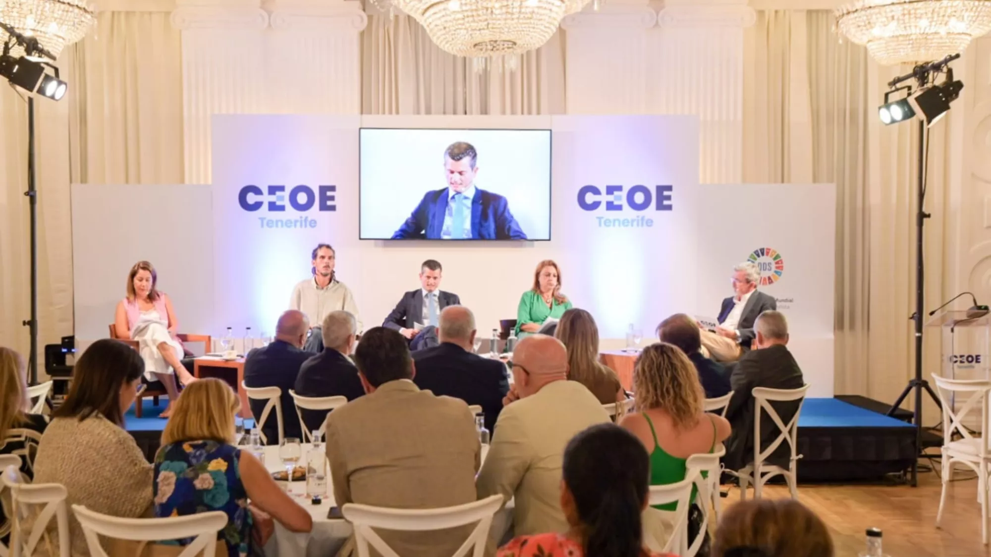 Encuentro entre los candidatos por la provincia de Santa Cruz de Tenerife y los empresarios de la CEOE para exponer sus propuestas antes de las generales./ CEDIDA Encuentro entre los candidatos por la provincia de Santa Cruz de Tenerife y los empresarios de la CEOE para exponer sus propuestas antes de las generales./ CEDIDA
