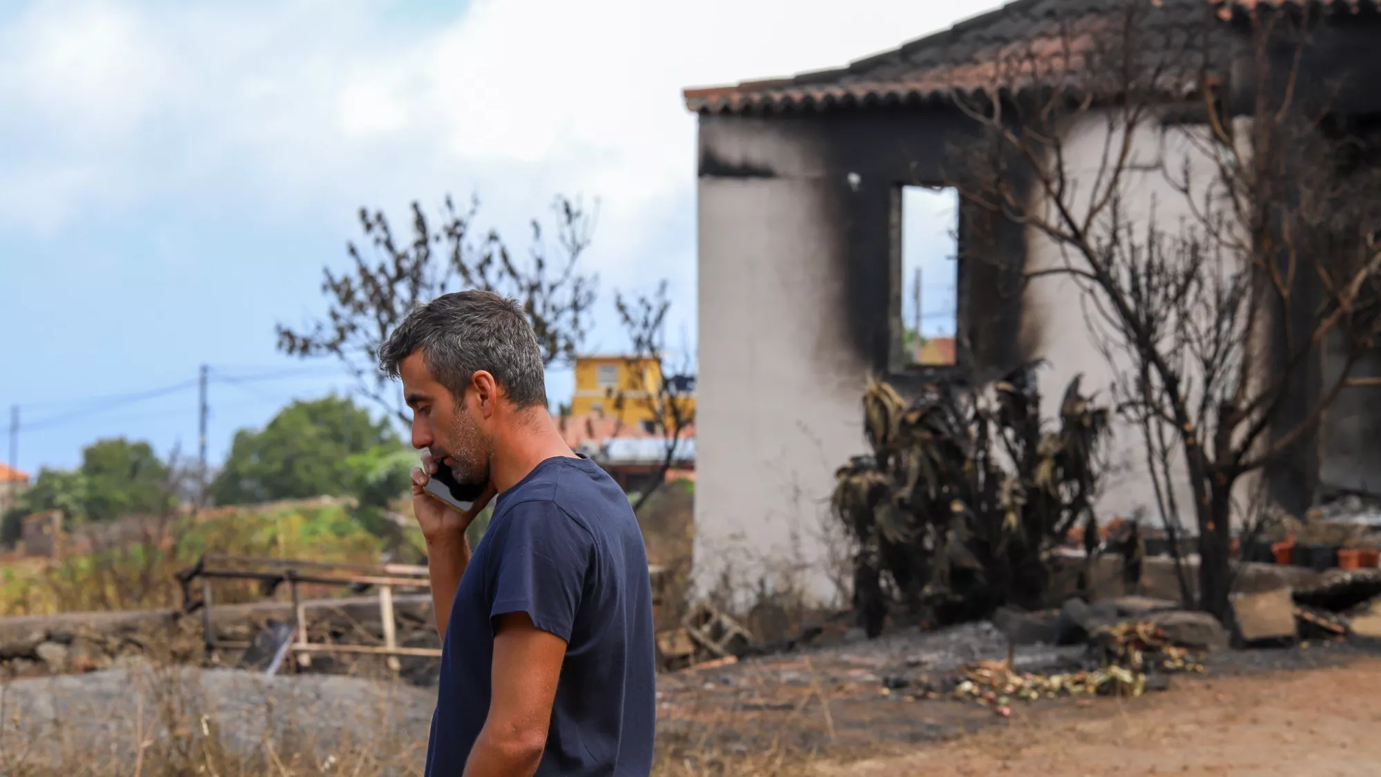 En la imagen, un vecino de Puntagorda frente a su vivienda quemada por el incendio / EFE - LUIS G. MORERA