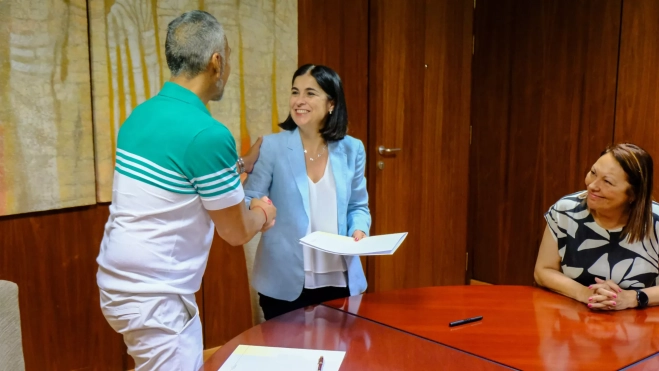 La alcaldesa junto a la concejala de Bienestar Social y el vicepresidente de la Fundación / AYUNTAMIENTO DE LAS PALMAS DE GRAN CANARIA