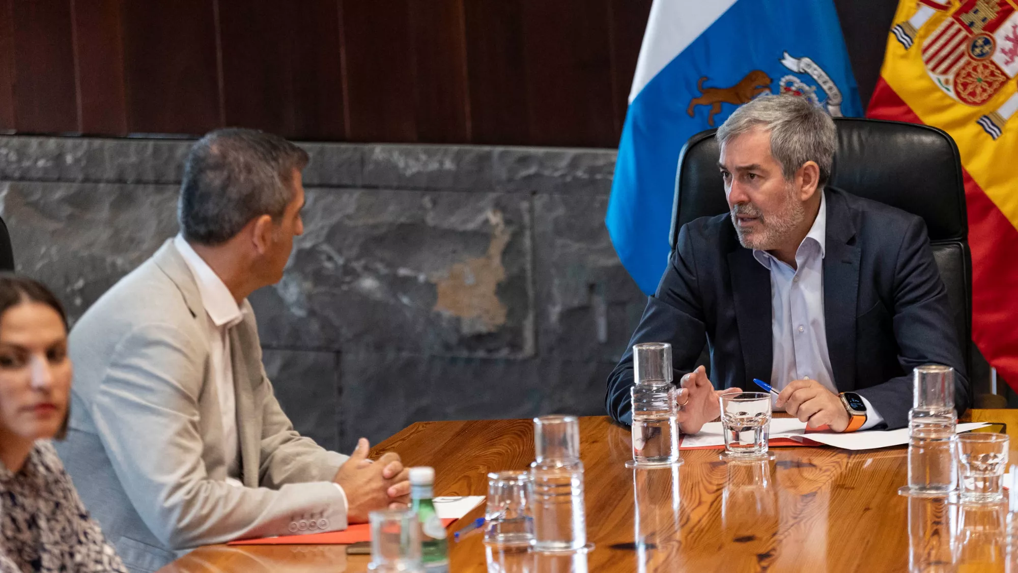 El presidente de Canarias, Fernando Clavijo (d) conversa con el vicepresidente, Manuel Domínguez, durante el primer Consejo de Gobierno que aprobó la bonificación del Impuesto de Sucesiones y Donaciones. / EFE