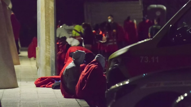 Los migrantes han sido atendidos por personal de Cruz Roja. / EFE - GELMERT FINOL