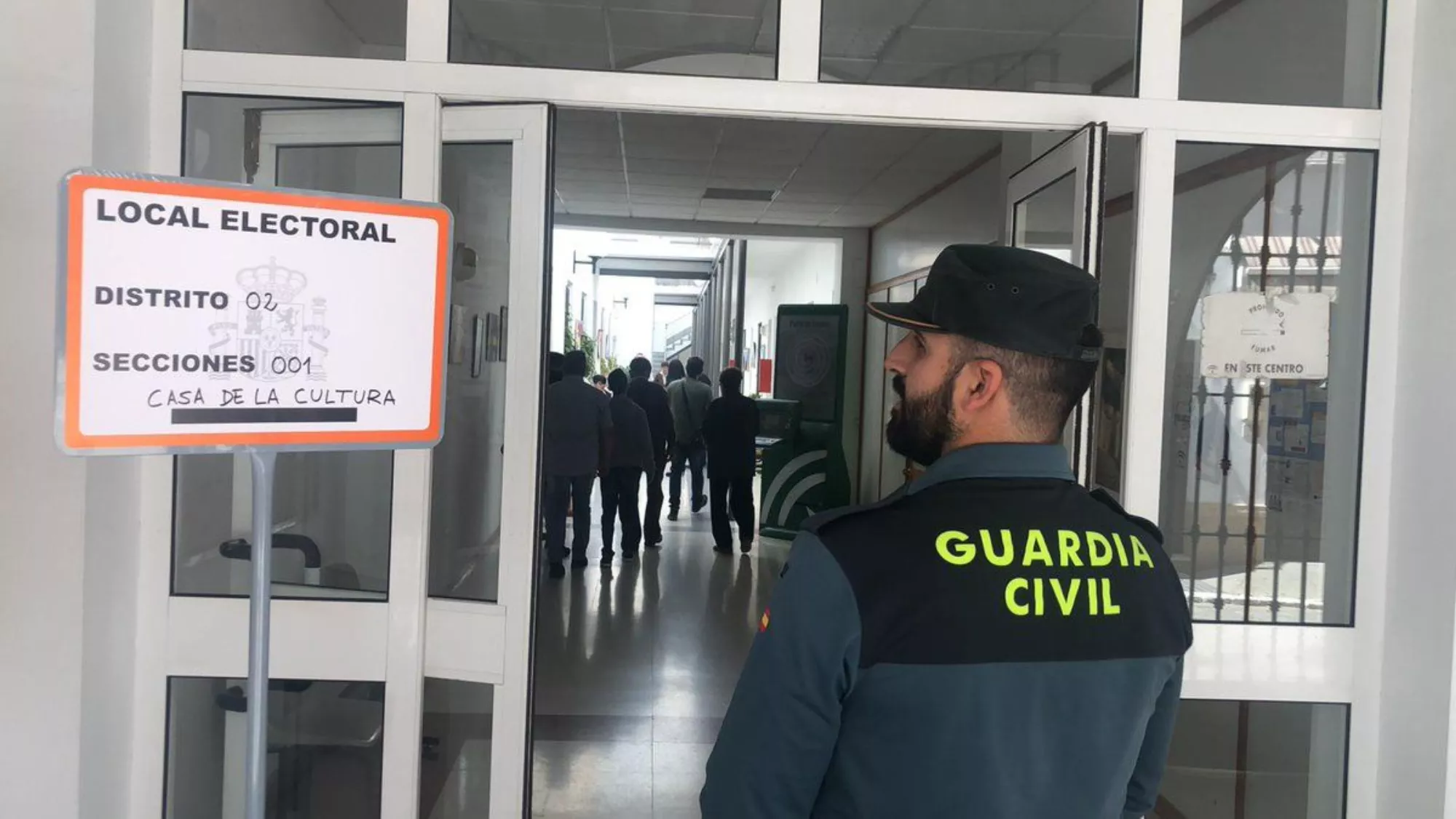 Un guardia civil presta sus servicios en un colegio electoral durante unas elecciones./ IMAGEN DE ARCHIVO Un guardia civil presta sus servicios en un colegio electoral durante unas elecciones./ IMAGEN DE ARCHIVO