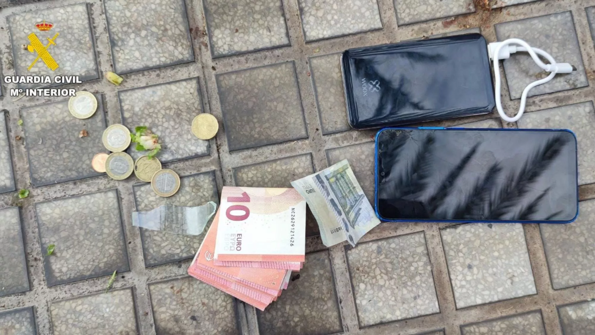 Dinero y objetos incautados al detenido por robo con violencia a una embarazada / GUARDIA CIVIL