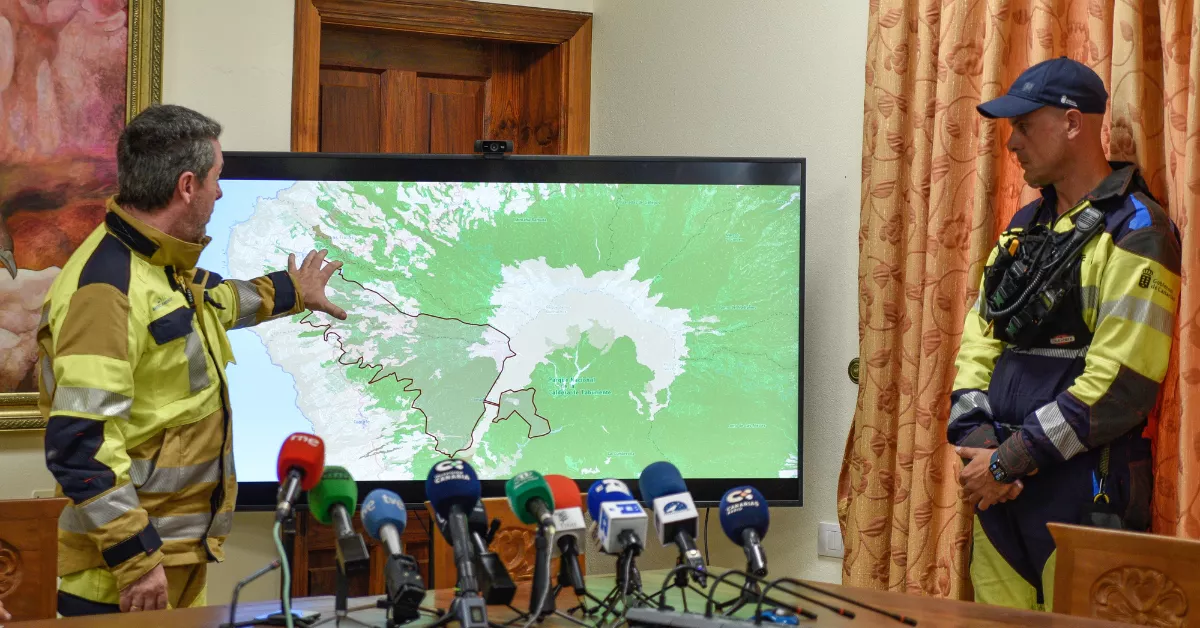 El director de extinción del Cabildo de La Palma, Rafael García (i), y el coordinador de las EIRIF del Gobierno de Canarias, Miguel Angel Martín (d), durante la rueda de prensa / EFE