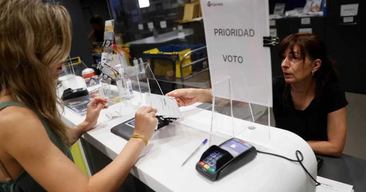 Una persona ejerciendo su derecho al voto en Correos / EFE