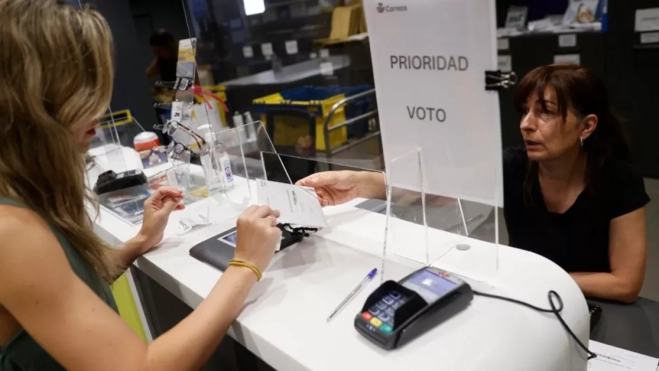 Una persona ejerciendo su derecho al voto en Correos / EFE