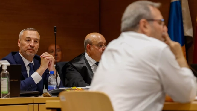 En la imagen, Ramírez (i) observa la declaración del exadministrador de SIC y también imputado en la causa, Héctor De Armas (d) / EFE - ELVIRA URQUIJO A.